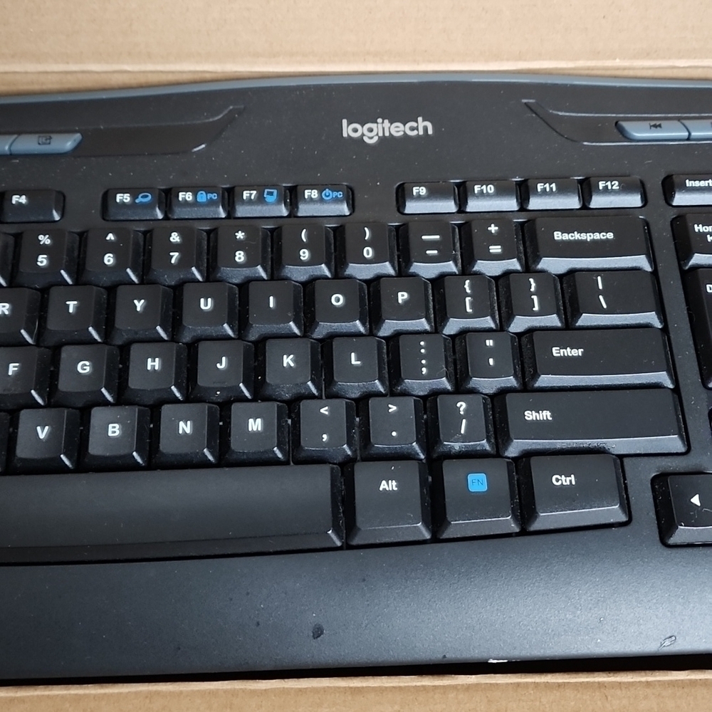 💧LOGITECH | KEYBOARD - Picture 3 of 6